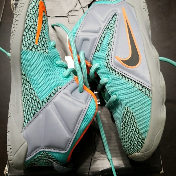 SOLD! LeBron XII size 10c kids - Picture 3 of 4